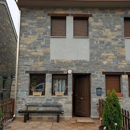 Casa Balcon Del Pirineo كاستيلو دي جاكا